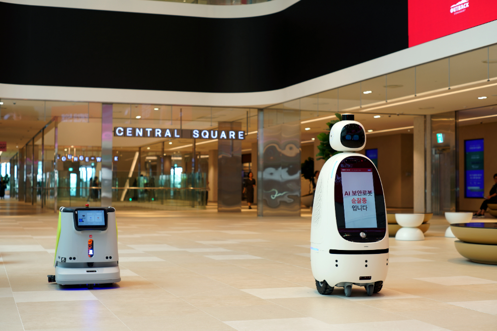 이스트폴에서 운영 중인 순찰로봇, 청소로봇 모습.(사진=KT에스테이트)