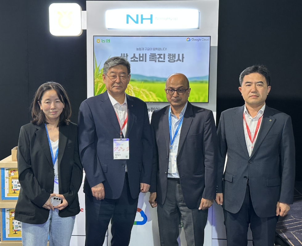 농협중앙회는 코엑스 컨벤션센터에서 개최한 Google Cloud Day Seoul 에서 쌀 소비 촉진을 위한 홍보부스를 운영하며 우리쌀 소비 촉진 행사와 함께 구글과의 AI 협력성과 홍보를 진행하였다. (왼쪽에서 두번째) 장덕수 기획조정본부장. 사진=농협중앙회