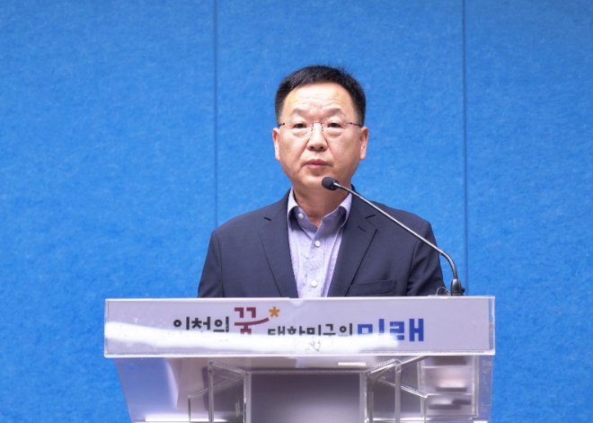 용역 맨홀 사망사고 관련 긴급 기자회견을 하는 인천환경공단 김성훈 이사장