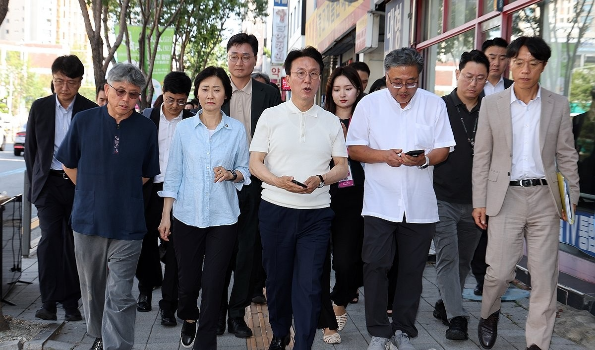 대전 쪽방촌 찾아가는 김민석 총리(사진=연합뉴스)