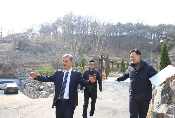 장인홍 구로구청장이 4월 3일 취임행사 현장방문에서 온수근린공원 현장을 둘러보고 있다.