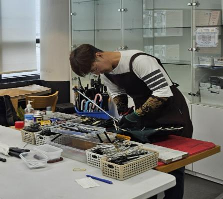 상반기 칼갈이 및 우산 수리하는 모습