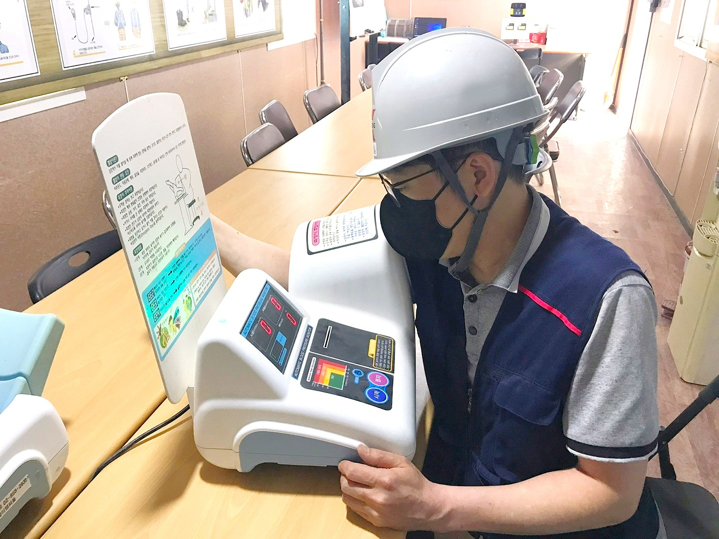 부영 아파트 공사 현장에서 근로자가 건강 체크를 하고 있다.(사진=부영그룹)