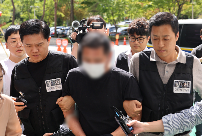 영장심사 받으러 법원 들어가는 청주 여관 방화범.(사진=연합뉴스)