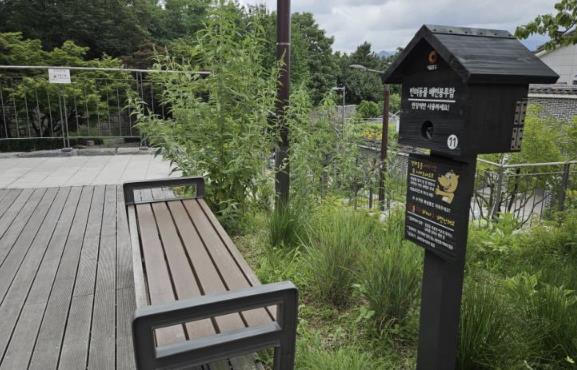 다산성곽길에 추가 설치된 반려견 배변봉투 지급기