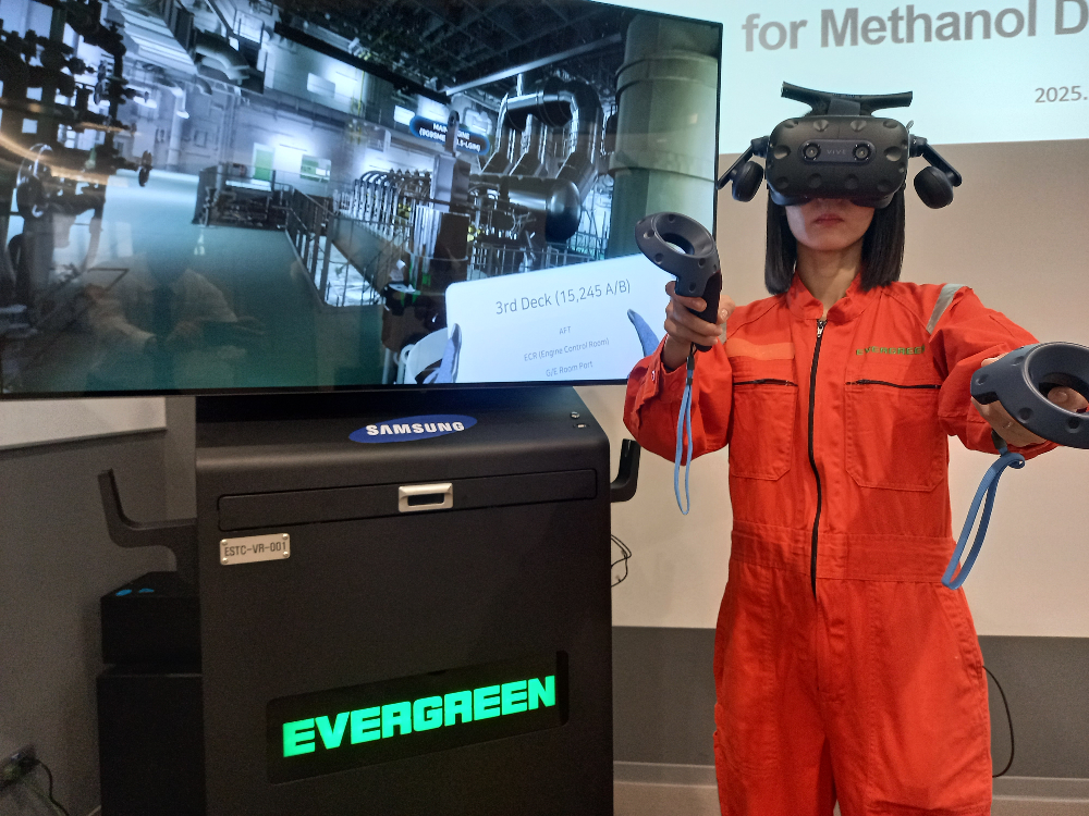 에버그린 작업자가 삼성중공업이 개발한 VR 솔루션을 시연하고 있다.(사진=삼성중공업)
