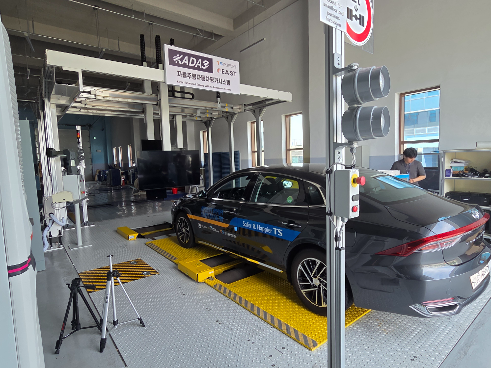 주행 시뮬레이터와 가상환경 구현을 위한 겐트리, 시뮬레이션 프로그램 등으로 구성되어 있는 한국교통안전공단 자율주행자동차검사시스템(KADAS) 모습.(사진=TS)