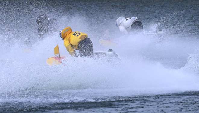 미사경정장에서 선수들이 거센 물보라를 일으키며 턴마크를 돌고 있다.(사진=국민체육진흥공단)