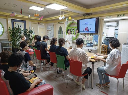 도봉구 지역 내 한 요양원에서 결핵예방교육이 진행 중이다.