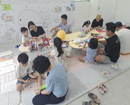 자동심장충격기 현장 점검하는 모습