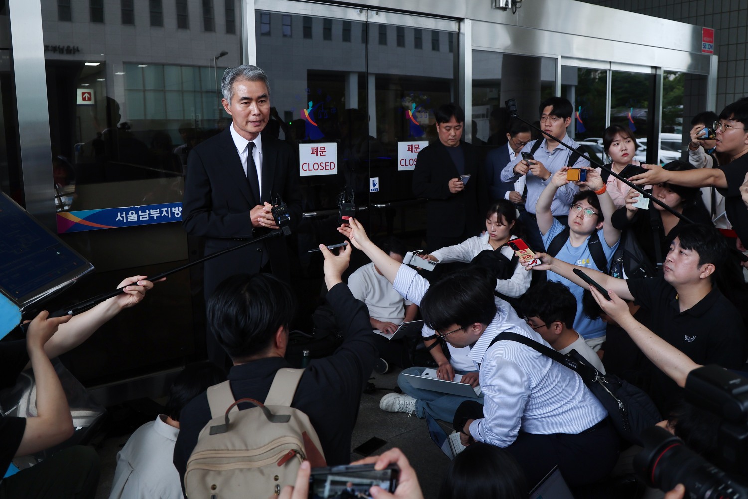 가상화폐 위믹스(WEMIX) 유통량을 조작했다는 혐의로 불구속기소 된 장현국 전 위메이드 대표가 15일 서울 양천구 서울남부지방법원에서 열린 1심 선고공판에서 무죄를 선고받은 뒤 취재진에 입장을 밝히고 있다. 사진=연합뉴스