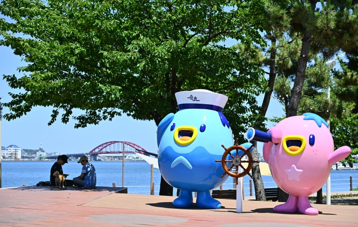 짜니와 래요 조형물 설치