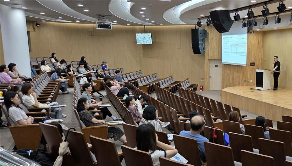 7월 15일, 주택도시보증공사(전세사기피해자 경‧공매지원센터 김성균 차장)가 인천광역시교육청 소속 교사를 대상으로 진행한 전세사고 피해 예방교육 모습.(사진=HIUG)