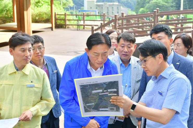 15일 현장점검 중인 김한종 장성군수(중앙)
