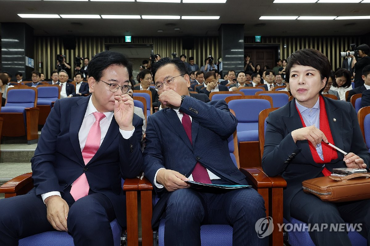 유상범 (가운데) 국회의원 (사진=연합뉴스)