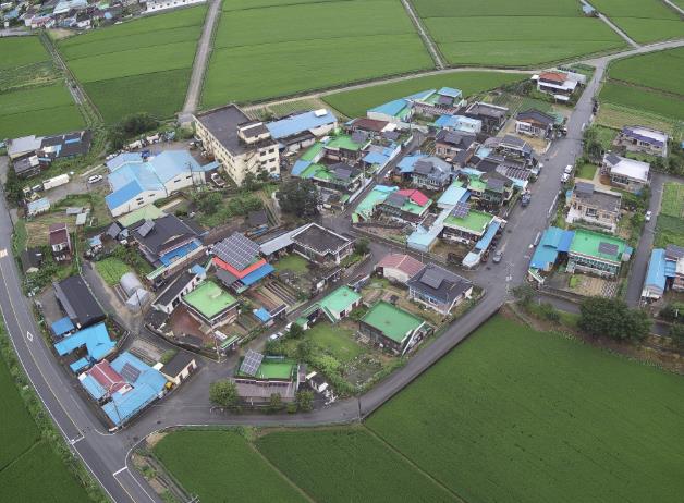 태양광 설비 설치 마을 사진)