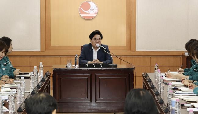 지난 9일 때 이른 폭염과 집중호우 등에 대비하기 위해 긴급비상대책회의를 주재하고 있다.