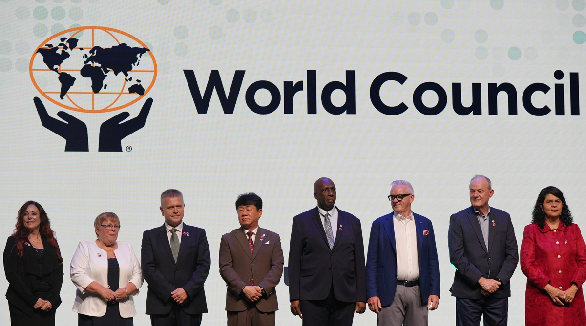 스웨덴 스톡홀름에서 개최된 2025년 세계신협 컨퍼런스에서 세계신협 대표들이 모여 기념사진을 찍고 있다. (사진 중앙에 위치한 김윤식 신협중앙회장) 사진=신협중앙회