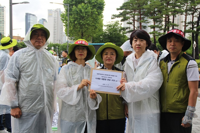대통령실 민원실(국방부종합민원실)에 대통령 면담을 요구하는 서한을 전달.(사진제공=보건의료노조)