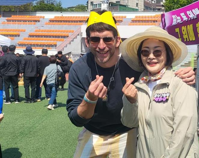 올해 4월 용산구민 한마음 체육대회에서 박희영 용산구청장(오른쪽)과 용산2가동 외국인 주민 벤자민 스핑크 씨가 포즈를 취하고 있다.