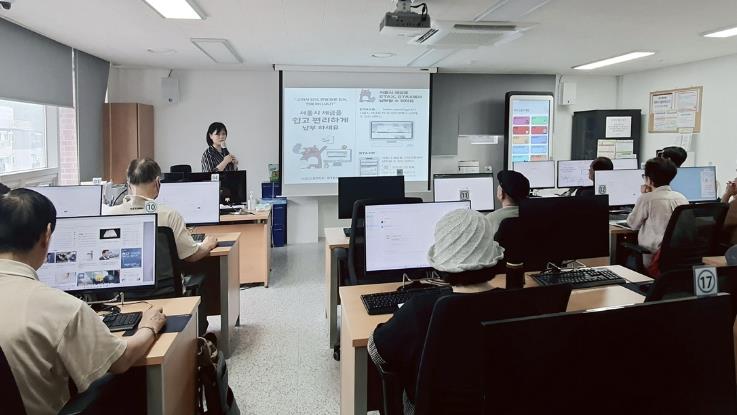 난곡동 정보화 교육장에서 온라인 세금 납부 방법을 배우는 어르신들