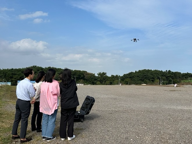 기장군 직원들이 각종 지적업무 추진에 드론을 적극 활용하고 있다.(사진제공=부산 기장군)