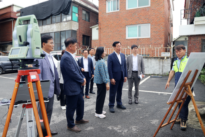 LX공사 어명소 사장(오른쪽에서 세 번째)이 경기도 성남시 중원구 지적재조사 상대원2지구에서 현장시찰을 하고 있다.(사진=한국국토정보공사)