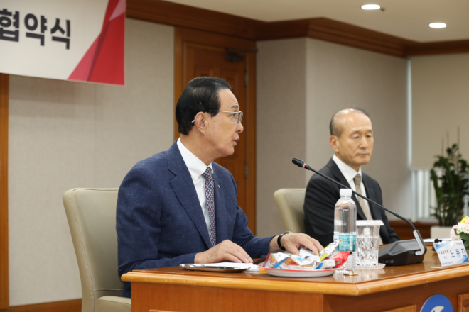노동진 수협중앙회장(사진 왼쪽)이 지난 17일, 허인철 오리온 그룹 부회장과 김 산업 고도화 및 안정적인 수산물 소비처 확보를 목적으로 한 합작법인 설립을 위해 업무협약(MOU)을 체결하고 있다.(사진=수협중앙회)