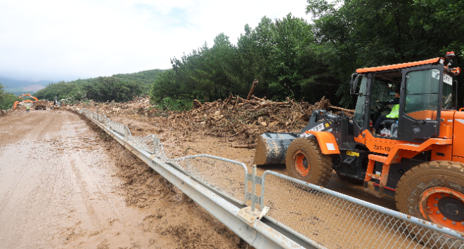 20일 오전 경남 산청군 신안면 산청대로 구간 복구 작업이 진행 중이다. 사진=연합뉴스