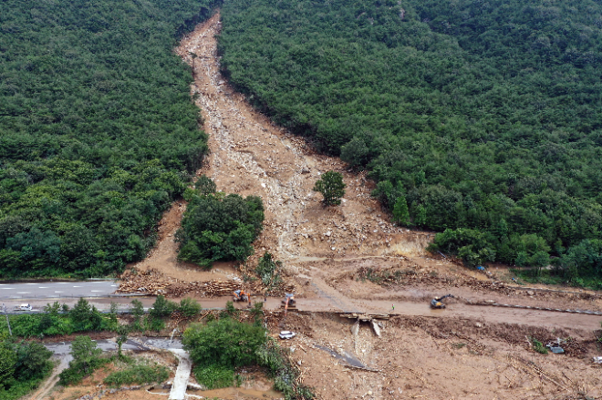 20일 오전 경남 산청군 신안면 산청대로 구간에 전날 발생한 호우·산사태로 토사가 쏟아졌다. 사진=연합뉴스