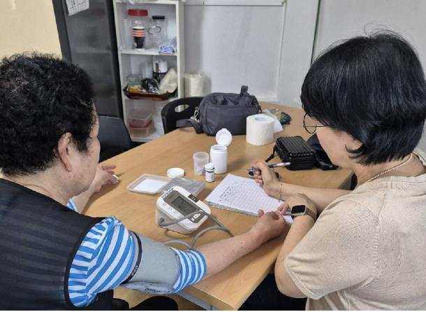 효사랑 마을간호사가 어르신 가정으로 방문해 건강 상태를 확인하고 있는 모습