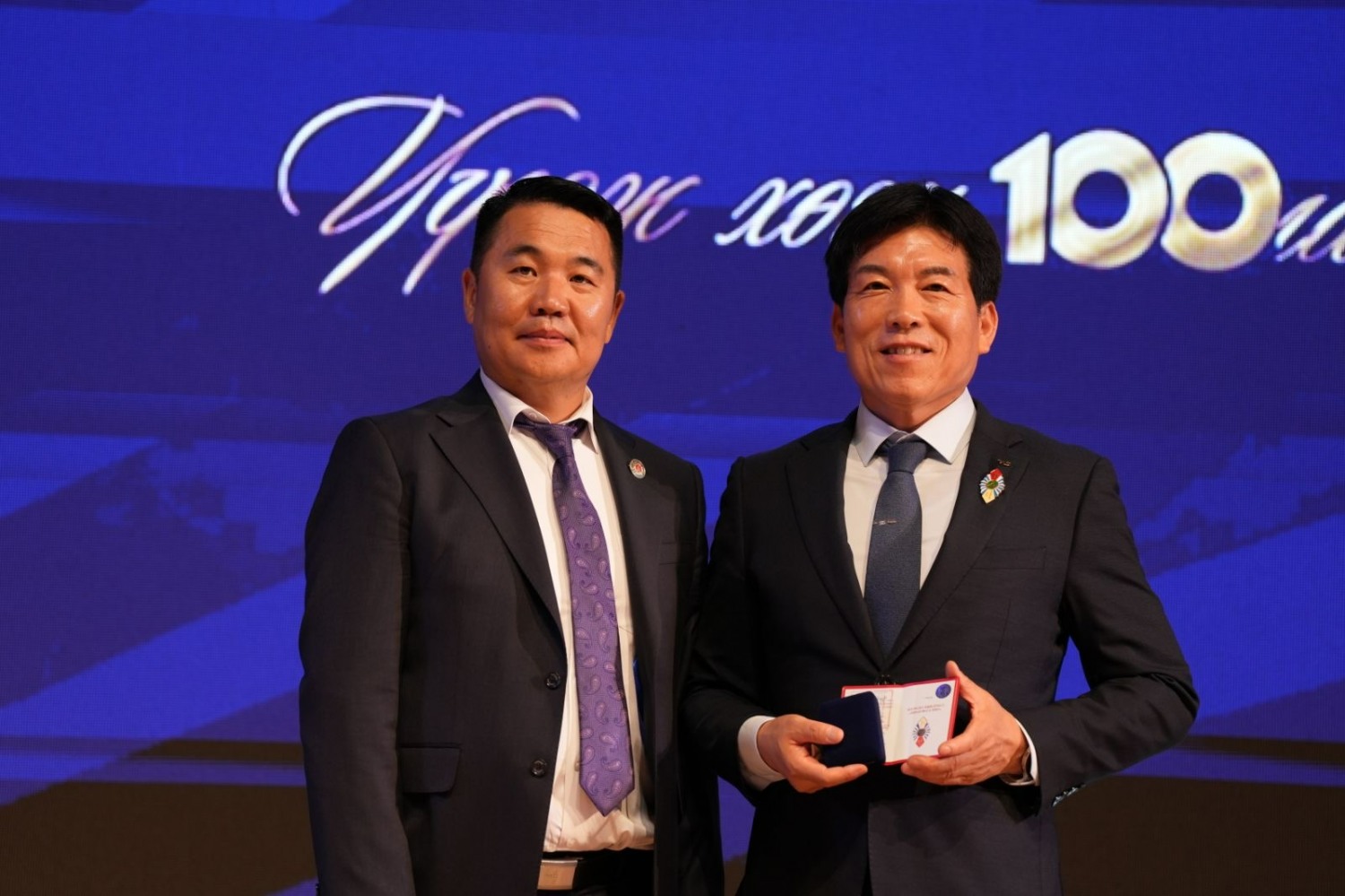 18일 몽골 도로교통부 100주년 기념행사에서 TS 오태석 자동차검사본부장(사진 우측)이 공로상을 수상하고 있는 모습.(사진=TS)