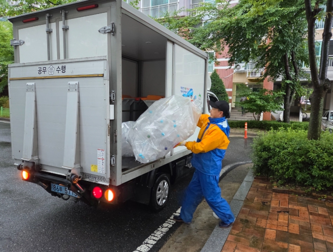 환경미화원 재활용 쓰레기 수거 모습