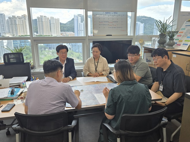 정종복 기장군수(뒤편 좌측 첫번째)가 기재부 관계자를 만나 정관선 예타 통과의 필요성을 설명하고 있다.(제공=부산 기장군)