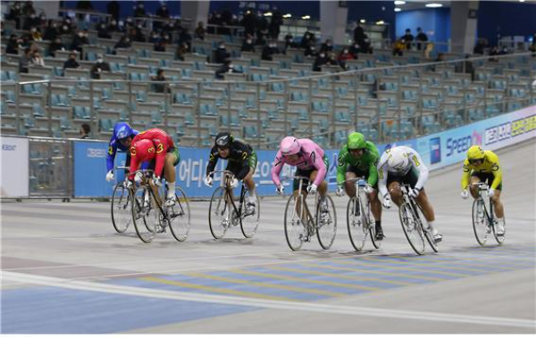광명스피돔에서 우수급 선수들이 결승선을 향해 질주하고 있다.(사진=국민체육진흥공단)