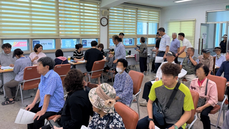 민생회복 소비쿠폰을 발행받기 위해 시민들이 기다리고 있다.