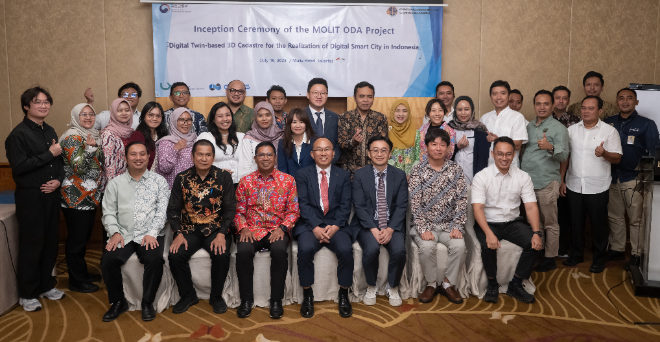 LX공사 심병섭 공간정보본부장(왼쪽앞줄 네 번째) 등이 지난 16일, 인도네시아 자카르타에서 열린 ‘인도네시아 입체 공간정보 시범사업 착수보고회’에 참석했다. (사진= LX공사)