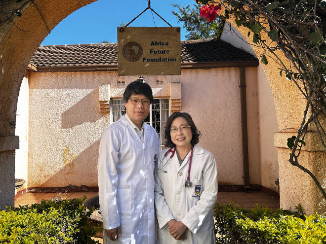 강동원 아프리카미래재단 짐바브웨 지부장과 전진경 메디컬디렉터. 사진=JW중외제약