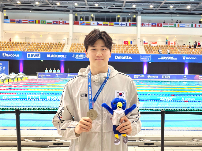 '한국기록 보유자' 윤지환, 라인-루르 하계U대회 남자 배영 50m 銀
