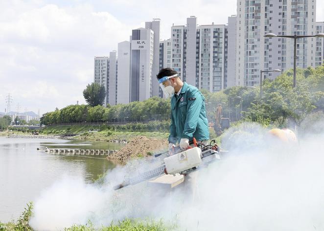 오언석 도봉구청장이 지난 20일 중랑천변 일대에서 방역소독을 하고 있다