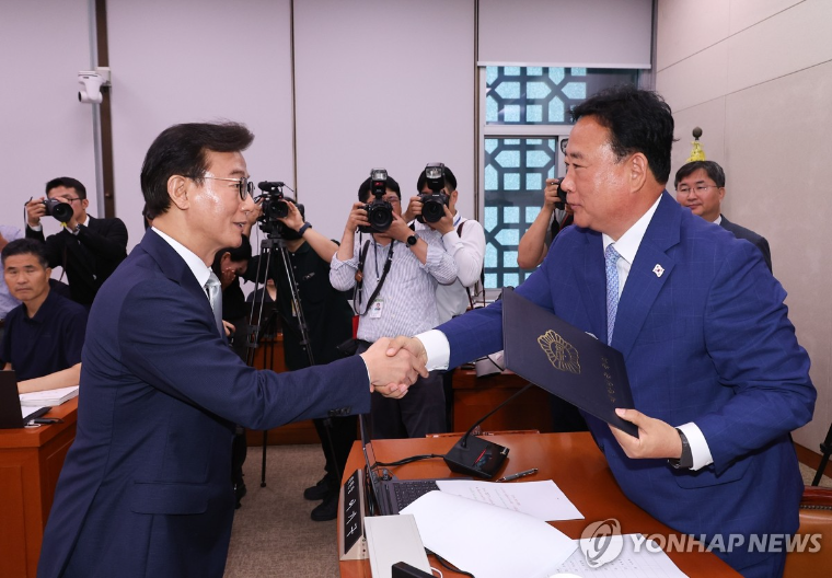 어기구 (오른쪽) 위원장 (사진=연합뉴스)