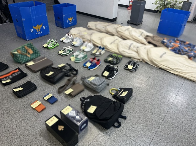 A씨 주거지에서 압수한 명품물건.(사진제공=부산경찰청)