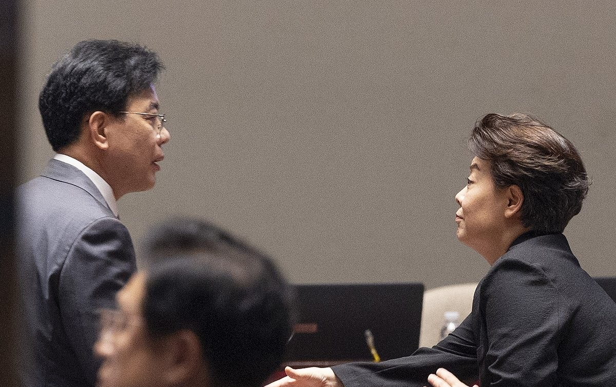 의총장에서 만난 송언석과 윤희숙(사진=연합뉴스)