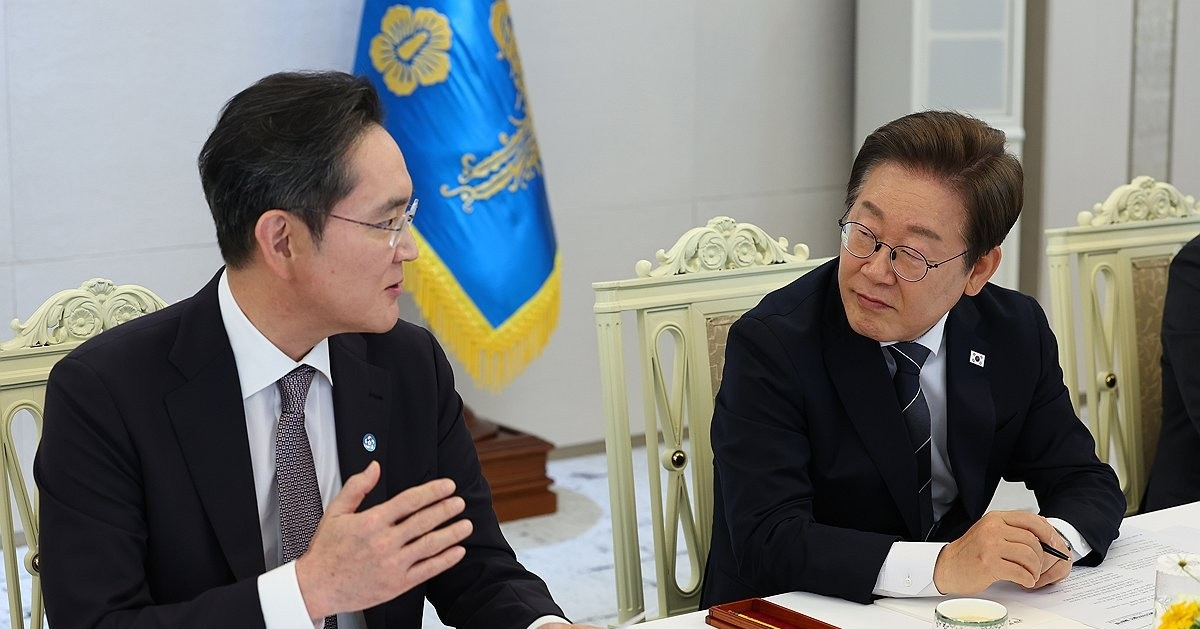 지난달 13일 서울 용산 대통령실에서 열린 6경제단체·기업인 간담회에서이재용 삼성전자 회장 발언 듣는 이재명 대통령(사진=연합뉴스)