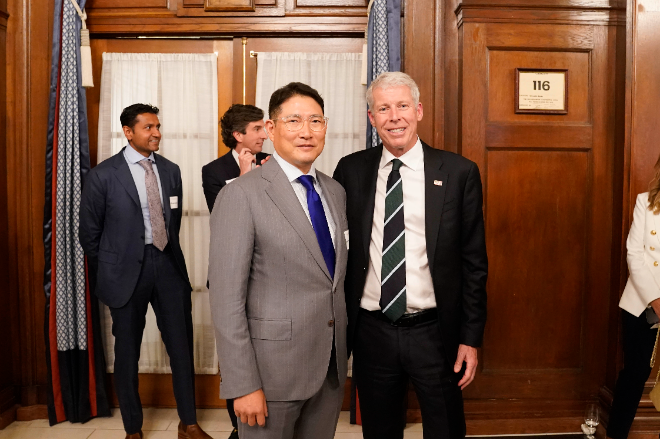 효성 조현준 회장이 지난 3월말 미 워싱턴 DC에서 열린 체리블라썸 정책 서밋에 참석해 크리스 라이트 에너지부장관과 기념사진을 촬영했다. 사진=효성