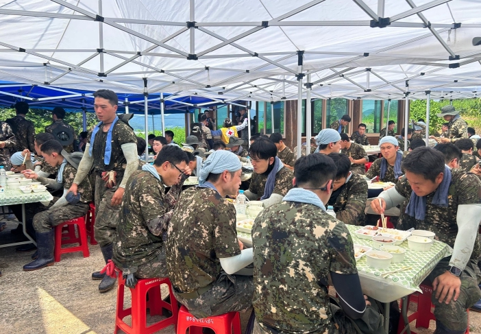 군장병들이 피해 복구 작업을 마치고 점심식사를 하고 있다