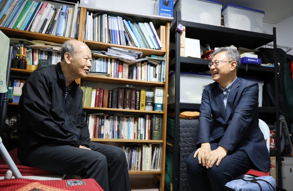 장인홍 구로구청장(오른쪽)이 어르신과 웃으며 대화를 나누고 있다.