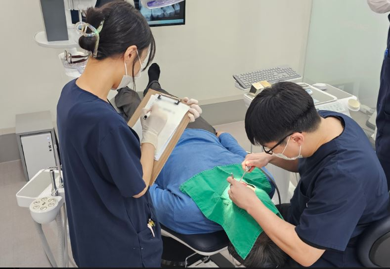 오남읍 소재 임플라인치과의원이 치아 통증으로 어려움을 겪던 저소득 취약계층에게 무료 진료를 제공하고 있다.