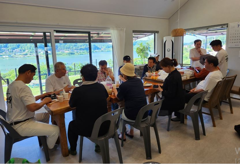 차강수 간사와 16개 언론사가 참석한 인천시출입연합기자단 하계 워크숍이 진행되고 있다(사진=인천시연합기자단)