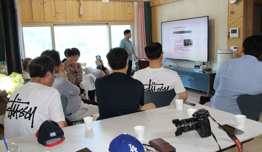 전 인천일보 논설위원이자 노조위원장을 지낸 정찬흥 강사가 ‘인천 언론의 과거와 현재, 그리고 미래’를 주제로 강연을 진행하고 있다.